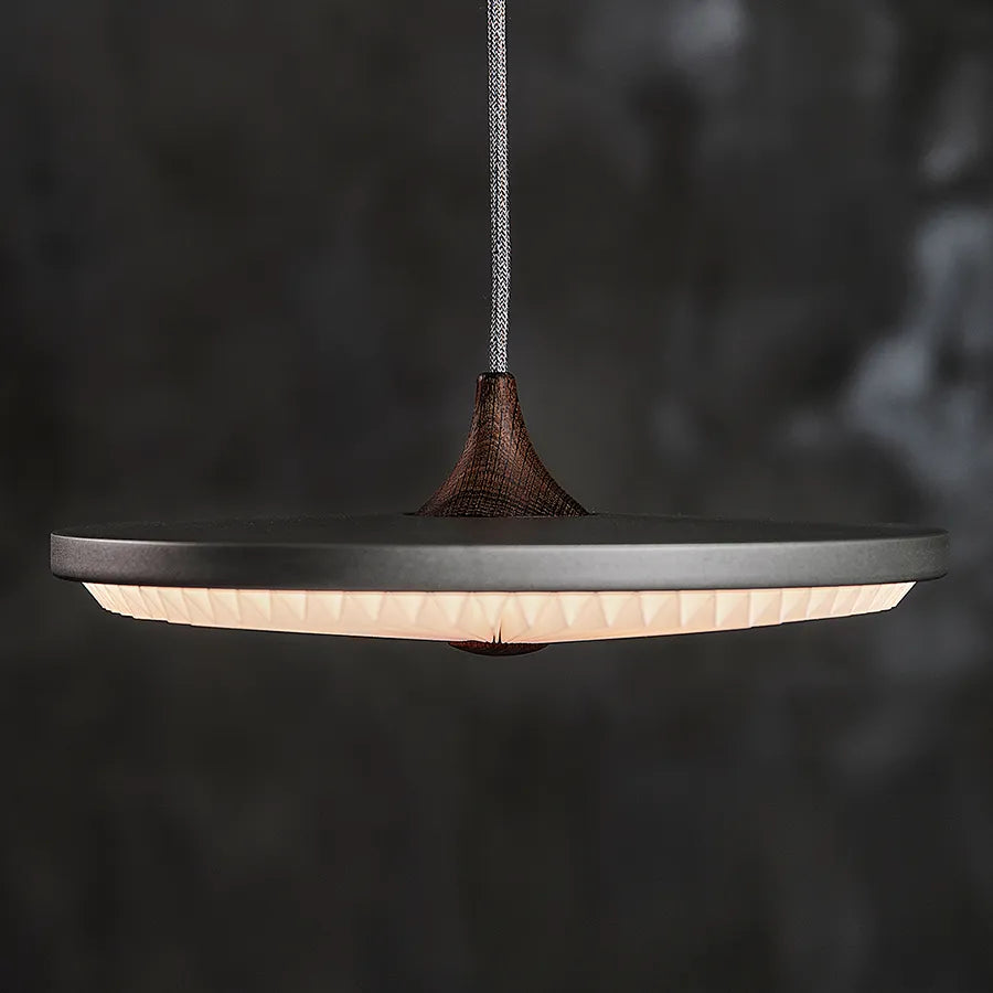 Le Klint Soleil Pendel Small, Røget Eg – Dansk Design Udstillingsmodel