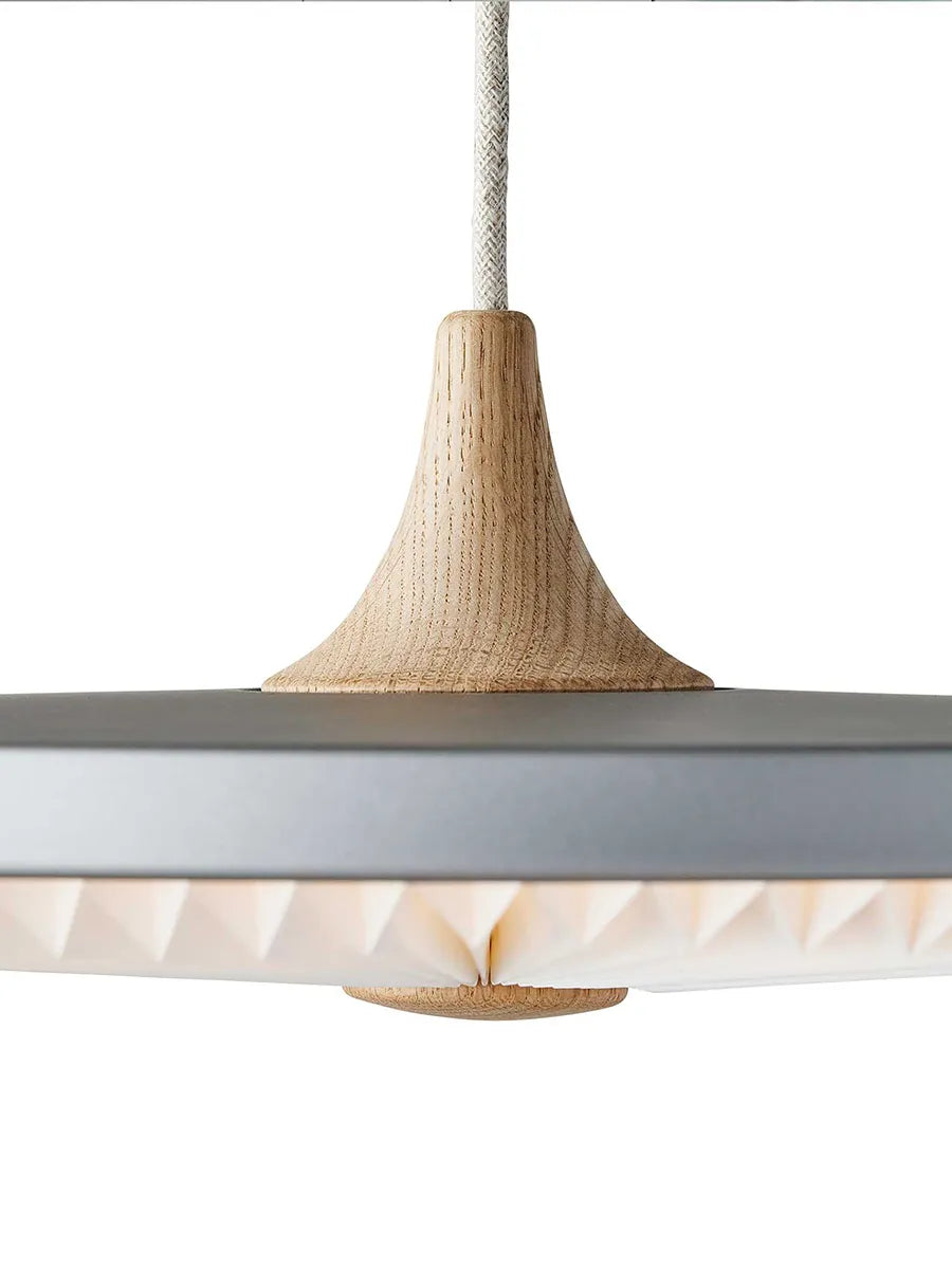 Le Klint Soleil Pendel Small, Lys Eg – Dansk Design Udstillingsmodel