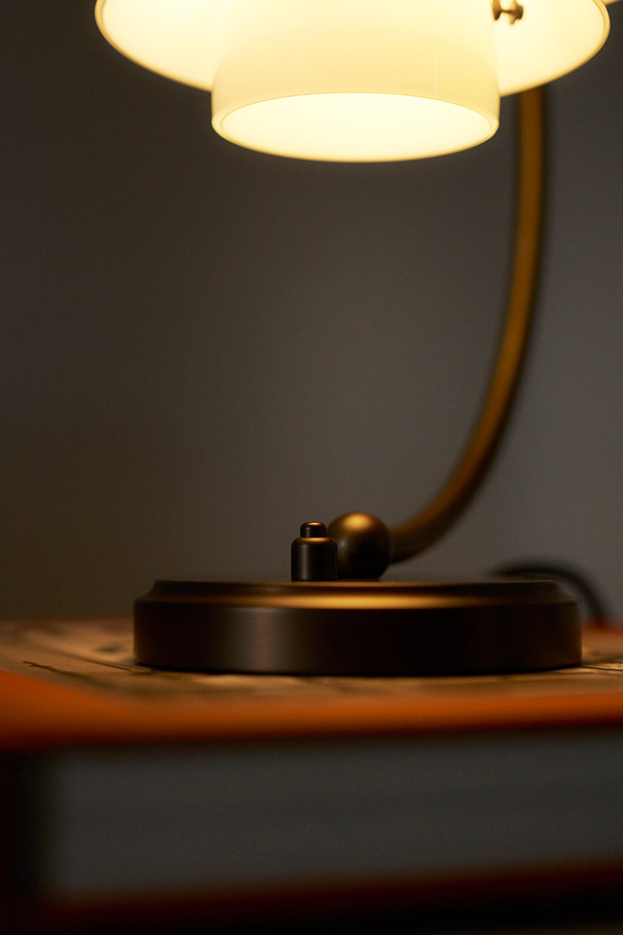 PH 2/2 Luna Bordlampe, Aged Brass – Louis Poulsen