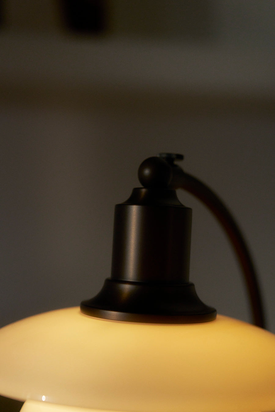 PH 2/2 Luna Bordlampe, Aged Brass – Louis Poulsen