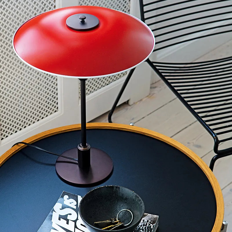 PH 3½-2½ Bordlampe, rød af Poul Henningsen