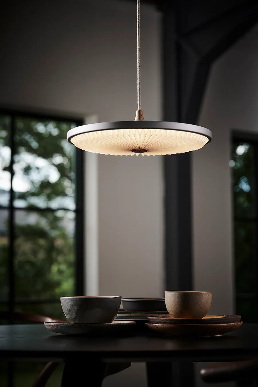 Le Klint Soleil Pendel Small, Lys Eg – Dansk Design Udstillingsmodel