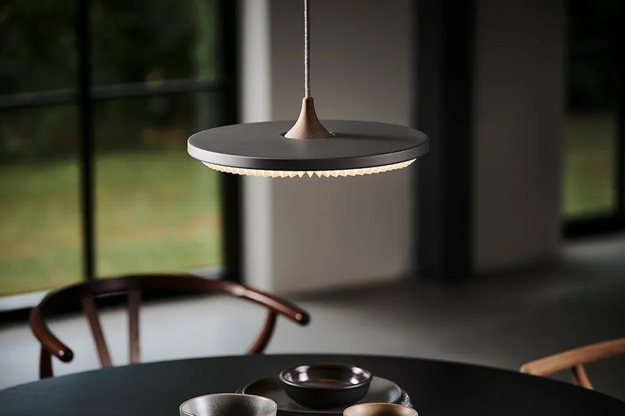Le Klint Soleil Pendel Small, Lys Eg – Dansk Design Udstillingsmodel