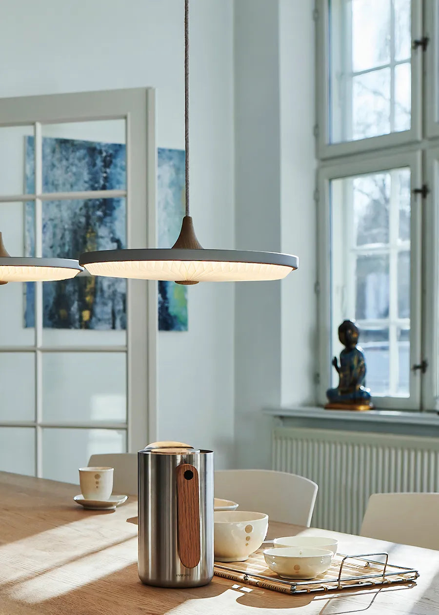 Le Klint Soleil Pendel Small, Lys Eg – Dansk Design Udstillingsmodel