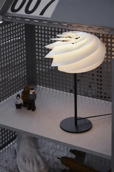 Le Klint Swirl Bordlampe – Dansk Design Udstillingsmodel