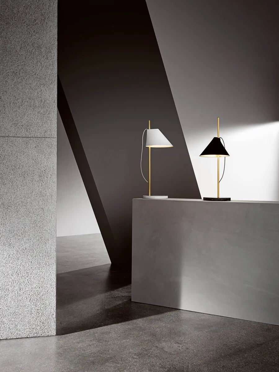 Yuh Brass bordlampe fra Louis Poulsen