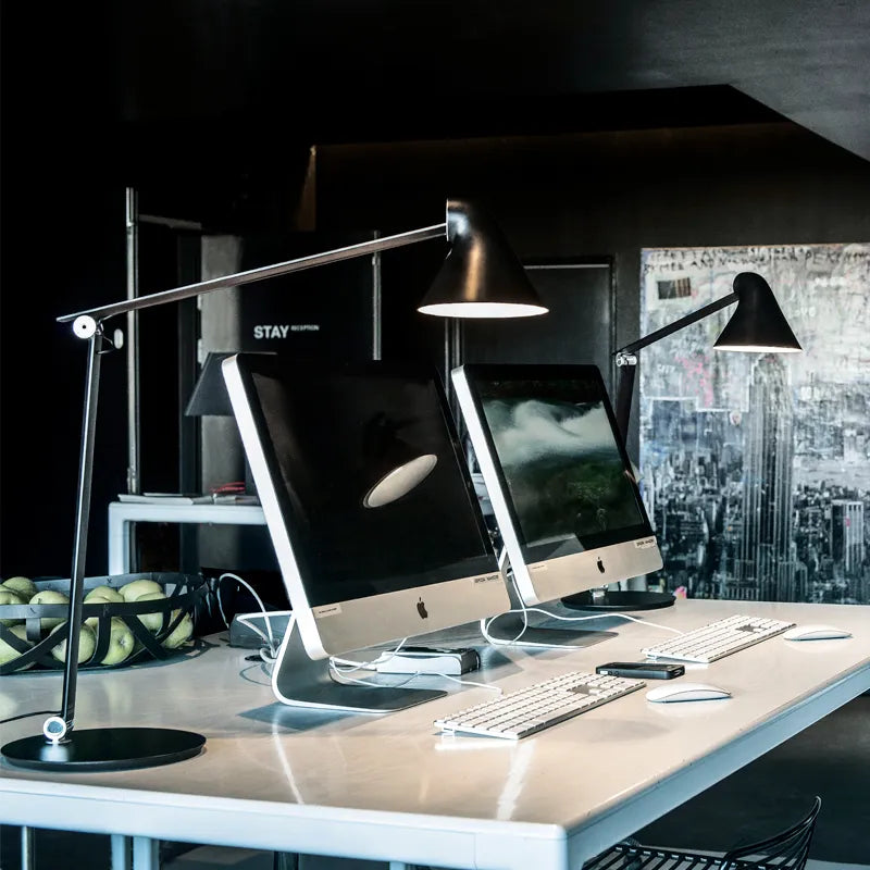NJP Bordlampe i Aluminium – Udstillingsmodel fra Louis Poulsen
