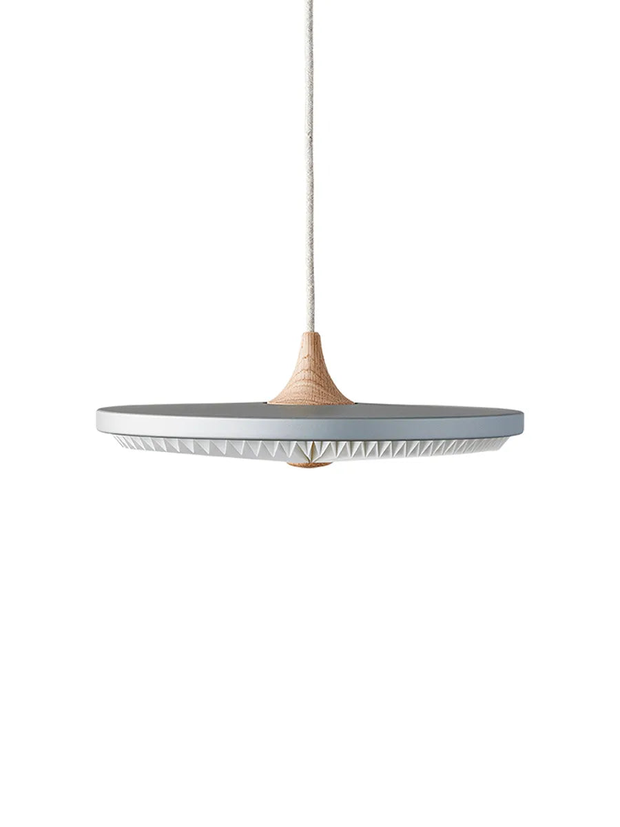 Le Klint Soleil Pendel Small, Lys Eg – Dansk Design Udstillingsmodel