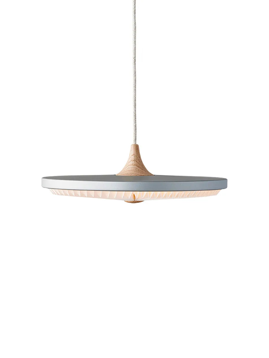 Le Klint Soleil Pendel Small, Lys Eg – Dansk Design Udstillingsmodel