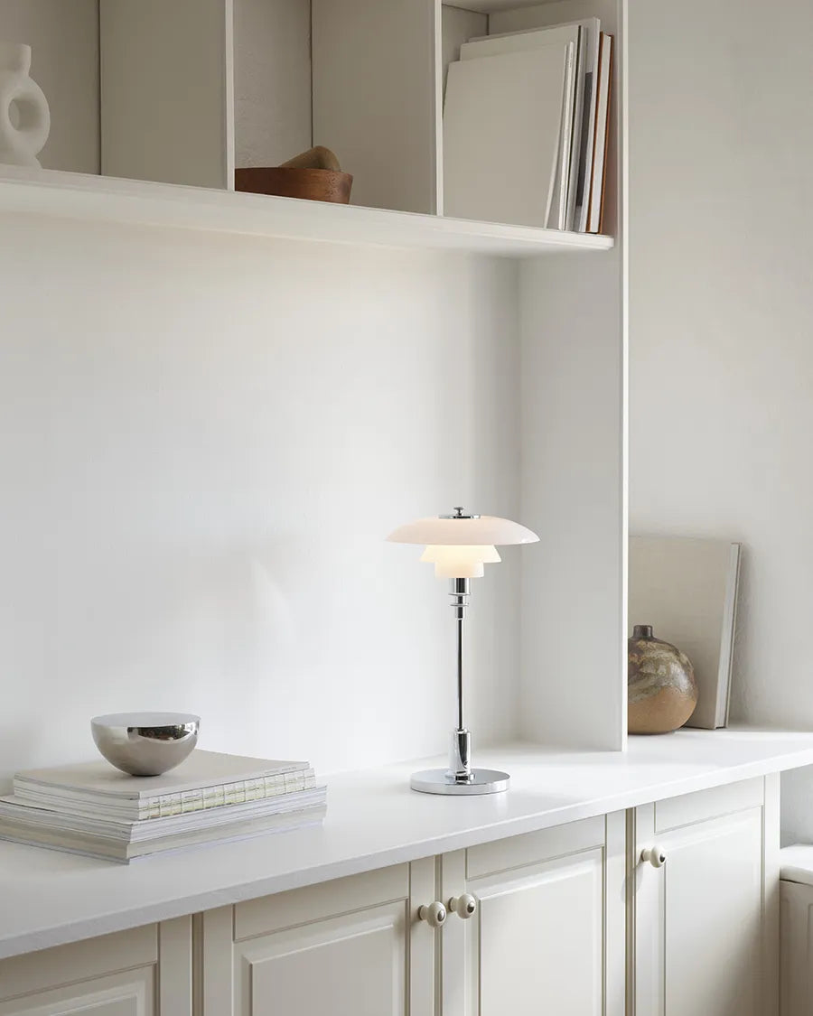 PH 2/1 Portable bordlampe fra Louis Poulsen placeret i moderne stue – elegant dansk design og funktionel belysning.