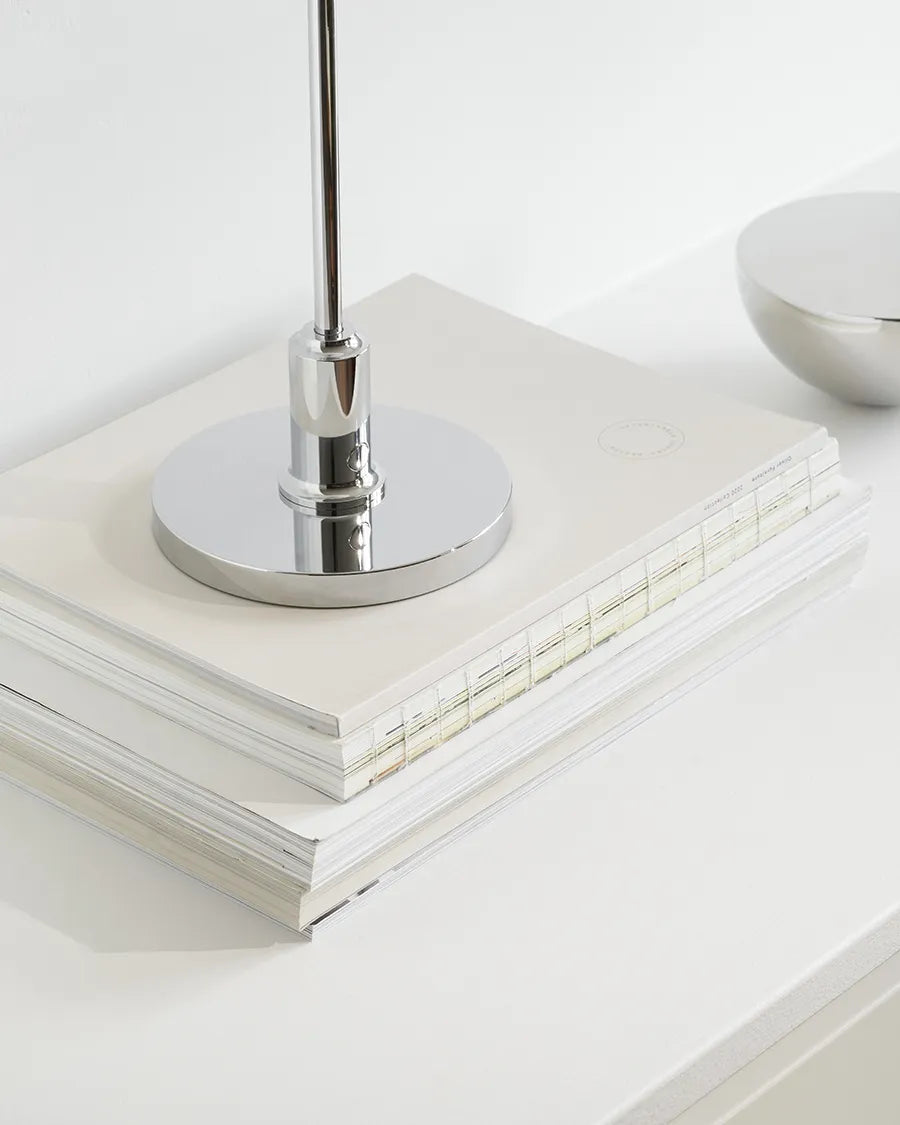 Detalje af Louis Poulsen PH 2/1 Portable lampe i krom – højglansfinish og håndværk i dansk designkvalitet.