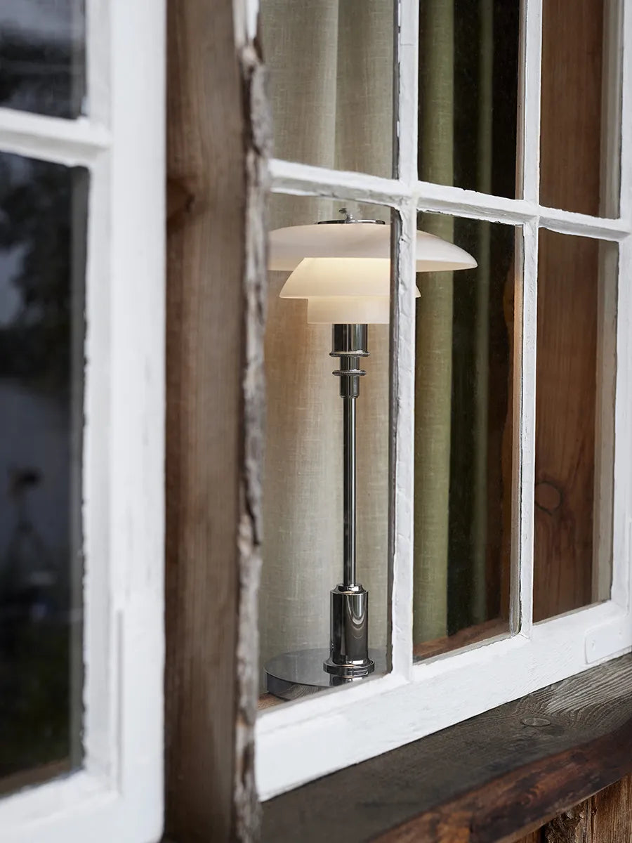 PH 2/1 Portable lampe fra Louis Poulsen i vindueskarm – blændfrit lys og nordisk atmosfære.