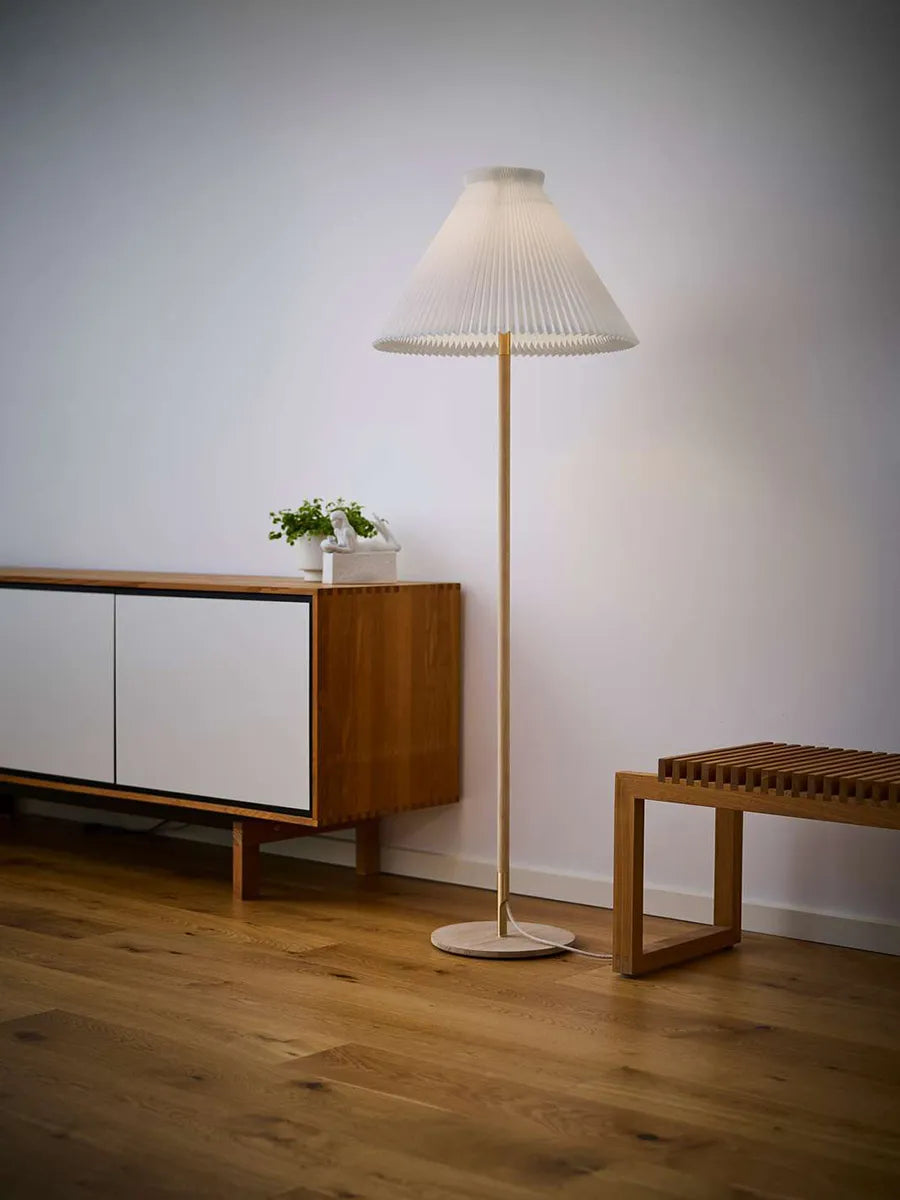 Le Klint Model 328 Gulvlampe – Eg Udstillingsmodel