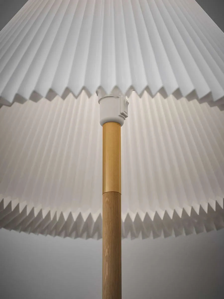 Le Klint Model 328 Gulvlampe – Eg Udstillingsmodel