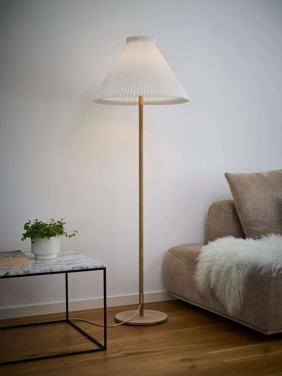 Le Klint Model 328 Gulvlampe – Eg Udstillingsmodel