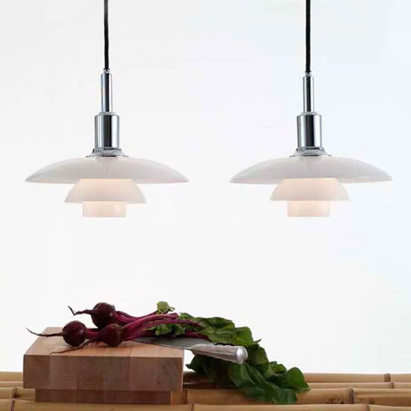 To Louis Poulsen PH 3/2 pendler over spisebord – klassisk dansk design og moderne skandinavisk belysning til hjemmet.