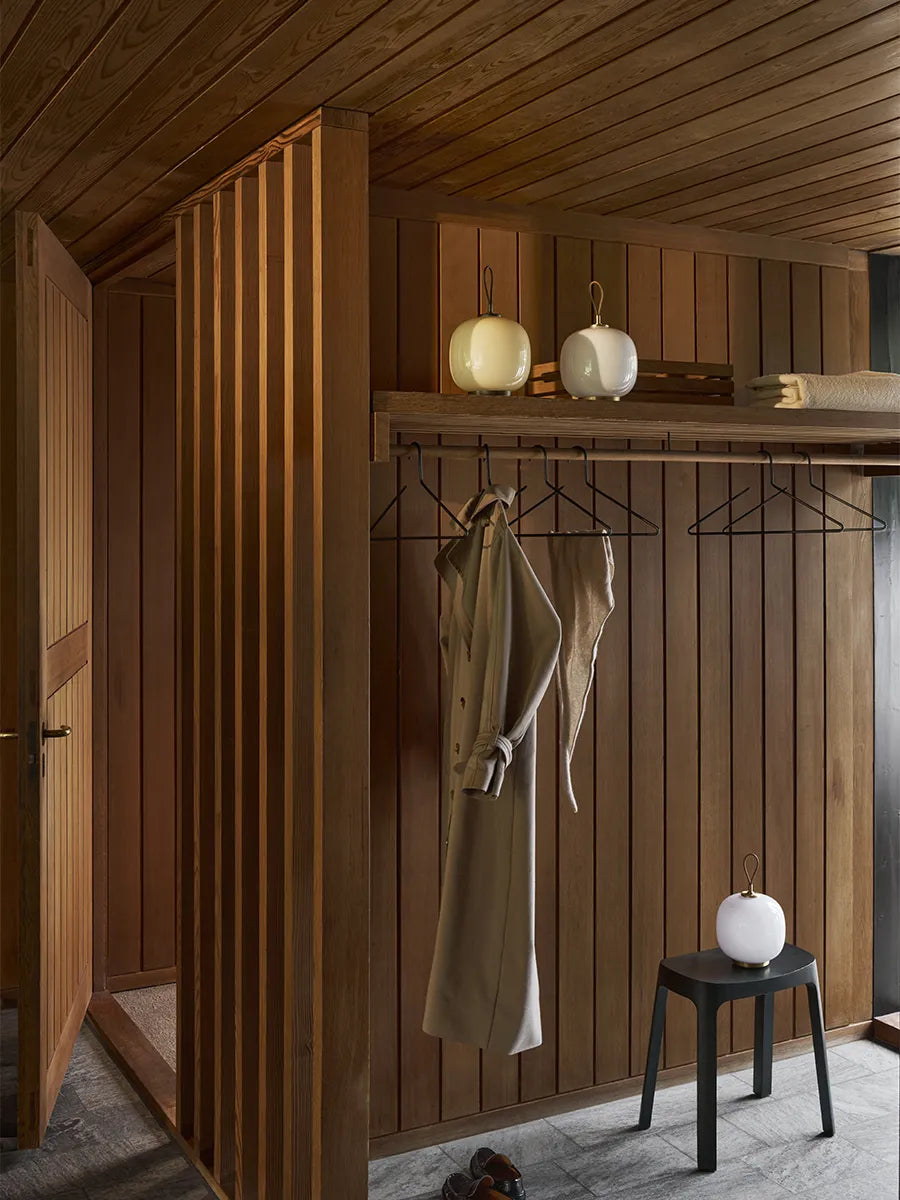 VL45 Radiohus Portable Lampe, Opal White – Udstillingsmodel fra Louis Poulsen