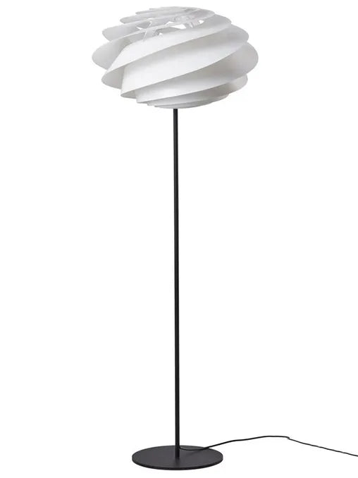 Le Klint Swirl Gulvlampe – Dansk Design Udstillingsmodel